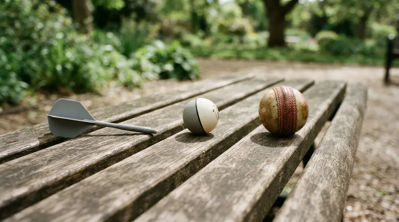 Drie ballen van verschillende soorten naast elkaar op een houten bank